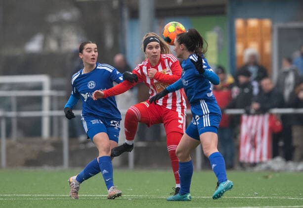 Football, Women, Season 2022 2023, Regionalliga Nordost 12 Matchday , SV Blau Weiss Hohen Neuendorf 1 FC Union Berlin, v l Jette Hörbe Hohen Neuendorf , Luca Marie Scheel 1 FC Union Berlin , Gerda Varamann Hohen Neuendorf , 04 12 2022, Copyright: xSebastianxRäppold MatthiasxKochx