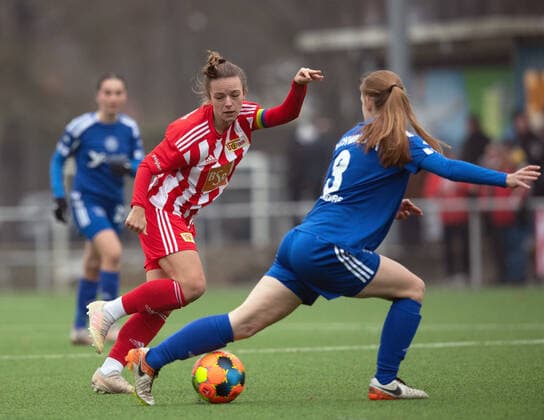 Football, Women, Season 2022 2023, Regionalliga Nordost 12 Matchday , SV Blau Weiss Hohen Neuendorf 1 FC Union Berlin, v l Lisa Heiseler 1 FC Union Berlin , Luisa Buchwalder Hohen Neuendorf , 04 12 2022, Copyright: xSebastianxRäppold MatthiasxKochx