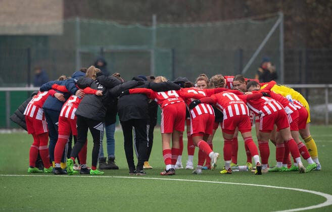 Football, women, season 2022 2023, Regionalliga Nordost 12 matchday , SV Blau Weiss Hohen Neuendorf 1 FC Union Berlin, Union before the match, 04 12 2022, Copyright: xSebastianxRäppold MatthiasxKochx