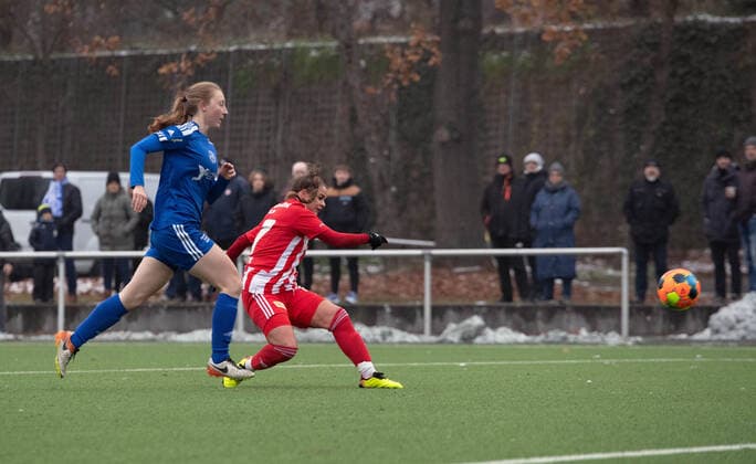 Football, Women, Season 2022 2023, Regionalliga Nordost 12 Matchday , SV Blau Weiss Hohen Neuendorf 1 FC Union Berlin, v l Elisa Spolaczyk 1 FC Union Berlin scores the goal to 0 1 against Luisa Buchwalder Hohen Neuendorf , 04 12 2022, Copyright: xSebastianxRäppold MatthiasxKochx