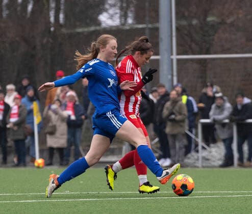 Football, Women, Season 2022 2023, Regionalliga Nordost 12 Matchday , SV Blau Weiss Hohen Neuendorf 1 FC Union Berlin, v l Luisa Buchwalder Hohen Neuendorf , Elisa Spolaczyk 1 FC Union Berlin , 04 12 2022, Copyright: xSebastianxRäppold MatthiasxKochx