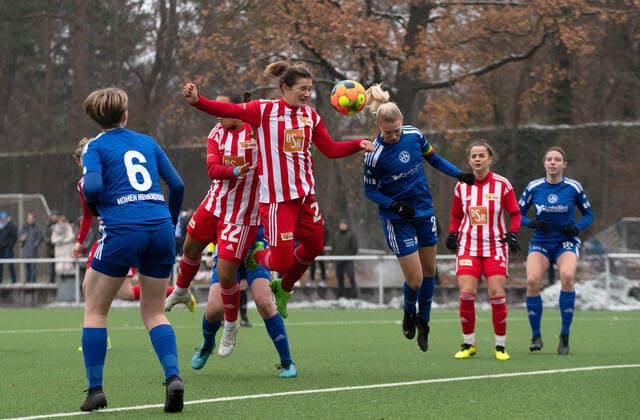 Football, Women, Season 2022 2023, Regionalliga Nordost 12 Matchday , SV Blau Weiss Hohen Neuendorf 1 FC Union Berlin, v l Karolin Urbanski Hohen Neuendorf , Lina Krauss 1 FC Union Berlin , Luise Wildner 1 FC Union Berlin , Sarah Kollek Hohen Neuendorf , Elisa Spolaczyk 1 FC Union Berlin , h, 04 12 2022, Copyright: xSebastianxRäppold MatthiasxKochx