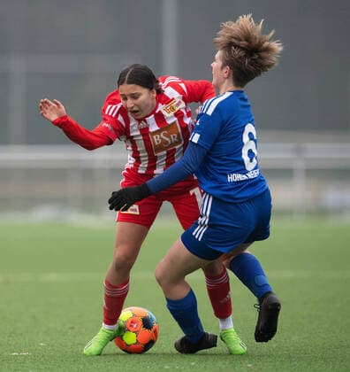 Football, Women, Season 2022 2023, Regionalliga Nordost 12 Matchday , SV Blau Weiss Hohen Neuendorf 1 FC Union Berlin, v l Nour Youssef 1 FC Union Berlin , Karolin Urbanski Hohen Neuendorf , 04 12 2022, Copyright: xSebastianxRäppold MatthiasxKochx