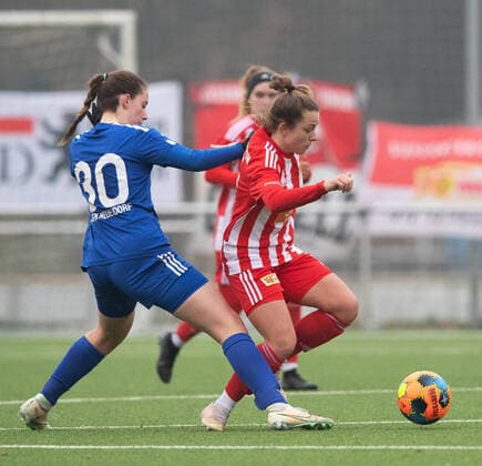 Football, Women, Season 2022 2023, Regionalliga Nordost 12 Matchday , SV Blau Weiss Hohen Neuendorf 1 FC Union Berlin, v l Annika Sierig Hohen Neuendorf , Lisa Heiseler 1 FC Union Berlin , 04 12 2022, Copyright: xSebastianxRäppold MatthiasxKochx