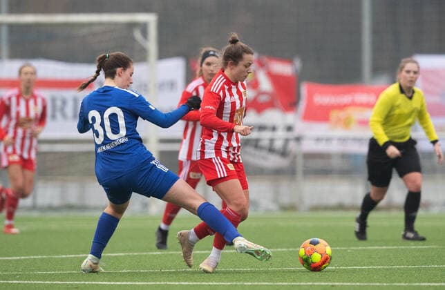 Football, Women, Season 2022 2023, Regionalliga Nordost 12 Matchday , SV Blau Weiss Hohen Neuendorf 1 FC Union Berlin, v l Annika Sierig Hohen Neuendorf , Lisa Heiseler 1 FC Union Berlin , 04 12 2022, Copyright: xSebastianxRäppold MatthiasxKochx