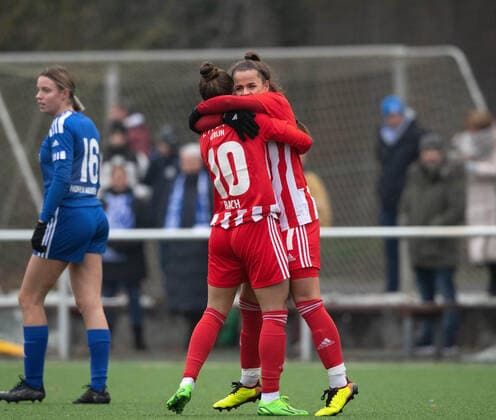 Football, Women, Season 2022 2023, Regionalliga Nordost 12 Matchday , SV Blau Weiss Hohen Neuendorf 1 FC Union Berlin, v l Linda Friedrich Hohen Neuendorf , Latoya Maxime Bach 1 FC Union Berlin , Elisa Spolaczyk 1 FC Union Berlin , Jubel nach Tor zum 0 1, 04 12 2022, Copyright: xSebastianxRäppold MatthiasxKochx