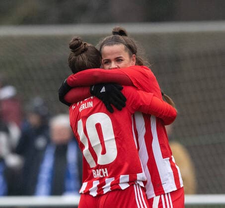 Football, Women, Season 2022 2023, Regionalliga Nordost 12 Matchday , SV Blau Weiss Hohen Neuendorf 1 FC Union Berlin, v l Linda Friedrich Hohen Neuendorf , Latoya Maxime Bach 1 FC Union Berlin , Elisa Spolaczyk 1 FC Union Berlin , Jubel nach Tor zum 0 1, 04 12 2022, Copyright: xSebastianxRäppold MatthiasxKochx