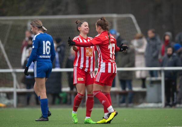 Football, Women, Season 2022 2023, Regionalliga Nordost 12 Matchday , SV Blau Weiss Hohen Neuendorf 1 FC Union Berlin, v l Linda Friedrich Hohen Neuendorf , Latoya Maxime Bach 1 FC Union Berlin , Elisa Spolaczyk 1 FC Union Berlin , Jubel nach Tor zum 0 1, 04 12 2022, Copyright: xSebastianxRäppold MatthiasxKochx
