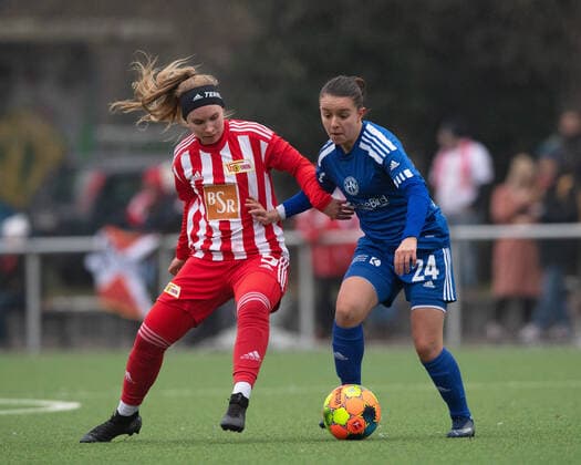 Football, Women, Season 2022 2023, Regionalliga Nordost 12 Matchday , SV Blau Weiss Hohen Neuendorf 1 FC Union Berlin, v l Luca Marie Scheel 1 FC Union Berlin , Chaima Labidi Hohen Neuendorf , 04 12 2022, Copyright: xSebastianxRäppold MatthiasxKochx