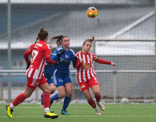 Football, Women, Season 2022 2023, Regionalliga Nordost 12 Matchday , SV Blau Weiss Hohen Neuendorf 1 FC Union Berlin, v l Elisa Spolaczyk 1 FC Union Berlin , Gerda Varamann Hohen Neuendorf , Lisa Heiseler 1 FC Union Berlin , 04 12 2022, Copyright: xSebastianxRäppold MatthiasxKochx