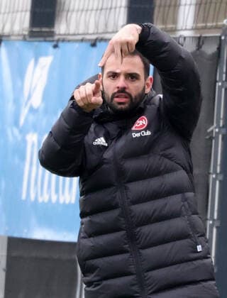 04 12 2022 football season 2022 2023 2 women football 2 Bundesliga 10 matchday 1 FC Nürnberg FCN club FC Ingolstadt 04 FCI DaMa Osman Cankaya coach 1 FC Nürnberg FCN indicates gestures directs gives instructions
