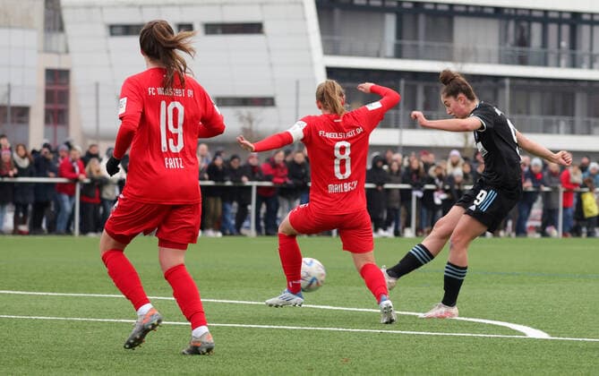 04 12 2022 football season 2022 2023 2 women football 2 Bundesliga 10 matchday 1 FC Nürnberg FCN club FC Ingolstadt 04 FCI DaMa Emma Kusch 9, 1 FC Nürnberg FCN with goal shot
