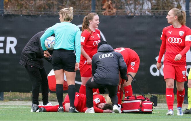 04 12 2022 Football Season 2022 2023 2 Women Football 2 Bundesliga 10 Matchday 1 FC Nürnberg FCN Club FC Ingolstadt 04 FCI DaMa Anna Petz 16, FC Ingolstadt 04 FCI is treated for pain injury and must be substituted