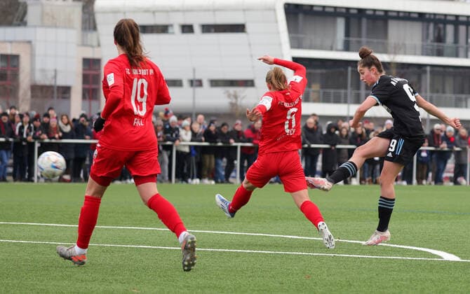 04 12 2022 football season 2022 2023 2 women football 2 Bundesliga 10 matchday 1 FC Nürnberg FCN club FC Ingolstadt 04 FCI DaMa Emma Kusch 9, 1 FC Nürnberg FCN with goal shot