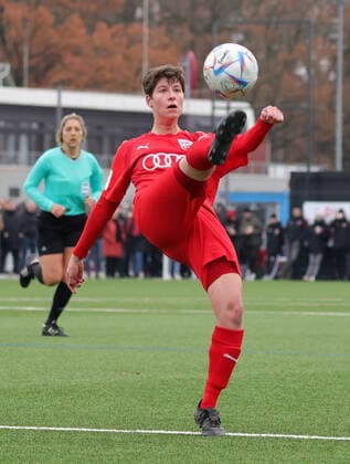 04 12 2022 football season 2022 2023 2 women football 2 Bundesliga 10 matchday 1 FC Nürnberg FCN club FC Ingolstadt 04 FCI DaMa Anna Petz 16, FC Ingolstadt 04 FCI knocks ball away