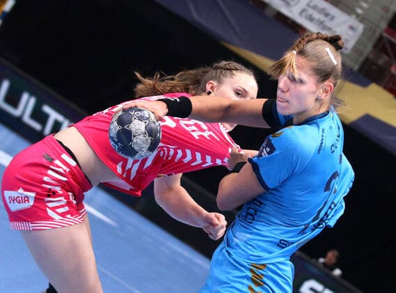 Sport Themen der Woche KW48 Sport Bilder des Tages 04.12.2022, Deutschland, Ludwigsburg, Handball Frauen EHF Champions League, SG BBM Bietigheim vs. Brest-Bretagne, v.l. Eva Jarrige (Brest), Xenia Smits (BBM) *** 04 12 2022, Germany, Ludwigsburg, Handball Women EHF Champions League, SG BBM Bietigheim vs Brest Bretagne, v l Eva Jarrige Brest , Xenia Smits BBM