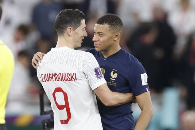 DOHA, 04-12-2022, Al Thumama Stadium, World Cup 2022 in Qatar game between France and Poland. Poland player Robert Lewandowski, France player Kylian Mbappe France - Poland  x19446087x Copyright: