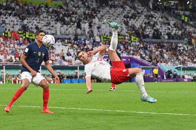 Torchance,Fallrueckzieher Arkadiusz MILIK (POL), li:Raphael VARANE (FRA), Aktion,Strafraumszene. Achtelfinale,Round of Sixteen,Spiel 52, Frankreich (FRA) - Polen (POL) 3-1 am 04.12.2022, Al Thumama Stadium. Fussball Weltmeisterschaft 20122 in Katar vom 20.11. - 18.12.2022 *** Goal chance,Fallrückzieher Arkadiusz MILIK POL , li Raphael VARANE FRA , action,penalty area scene Round of Sixteen,Match 52, France FRA Poland POL 3 1 on 04 12 2022, Al Thumama Stadium Football World Cup 20122 in Qatar from 20 11 18 12 2022