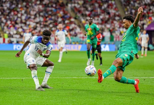 England v Senegal 2022 FIFA World Cup, WM, Weltmeisterschaft, Fussball 04 12 2022. Round of 16 Bukayo Saka (17) of England shoots towards the goal during the 2022 FIFA World Cup Round of 16 match between England and Senegal at Al Bayt Stadium, Al Khor, Qatar on 4 December 2022. Editorial use only , Copyright: xNigelxKeenex PSI-16500-0019