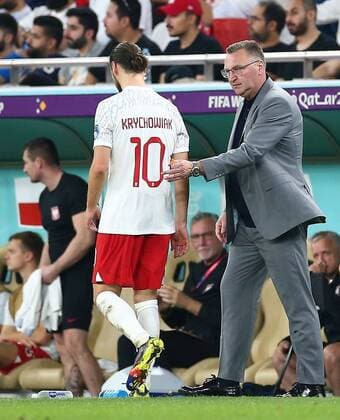 Mandatory Credit: Photo by Michael Zemanek Shutterstock (13647740cr) Manager Czeslaw Michniewicz of Poland pats Grzegorz Krychowiak of Poland on the back as he leaves the game France v Poland, FIFA World Cup, WM, Weltmeisterschaft, Fussball 2022, Round of 16, Football, Al Thumama Stadium, Doha, Qatar - 04 Dec 2022 Editorial Use Only France v Poland, FIFA World Cup 2022, Round of 16, Football, Al Thumama Stadium, Doha, Qatar - 04 Dec 2022 Editorial Use Only Copyright: xMichaelxZemanek Shutterstockx 13647740cr