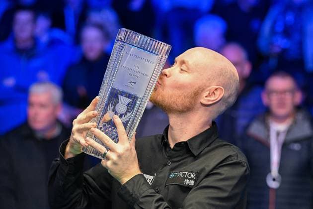 Bilder des Jahres, Sport 12 Dezember Sport Themen der Woche KW48 Sport Bilder des Tages Scottish Open Snooker 2022 Meadowbank Sports Centre 4 December 2022 Winner, Gary Wilson with The Stephen Hendry Trophy, after he wins the Betvictor Scottish Open Snooker at Meadowbank Arena, Edinburgh, Scotland on 1 December 2022. Editorial use only , Copyright: xMalcolmxMackenziex PSI-16445-0059