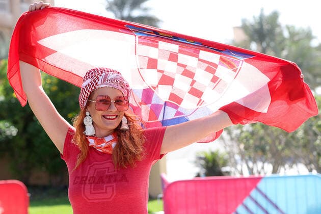 KATAR 2022 - Hrvatski navijaÄi ispred hotela Hilton doÅ¡li su pruÅ¾iti podrÅ¡ku igraÄima Croatian fans in front of the Hilton Hotel came to support the players before the match against Japan in Doha, Qatar on December 5, 2022. GoranxStanzl PIXSELL