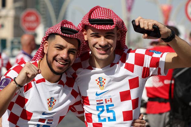 KATAR 2022 - Hrvatski navijaÄi ispred hotela Hilton doÅ¡li su pruÅ¾iti podrÅ¡ku igraÄima Croatian fans in front of the Hilton Hotel came to support the players before the match against Japan in Doha, Qatar on December 5, 2022. GoranxStanzl PIXSELL