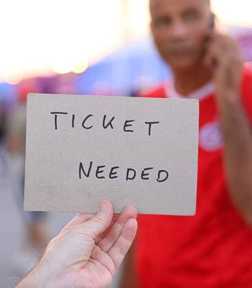 FUSSBALL WM 2022 Achtelfinale Japan - Kroatien 05.12.2022 Ein Fan sucht mit einem Schild nach einer Eintrittskarte vor dem Al-Janoub Stadion, Ticket needed. *** FOOTBALL World Cup 2022 Round of 16 Japan Croatia 05 12 2022 A fan looks for a ticket with a sign outside Al Janoub stadium, ticket needed