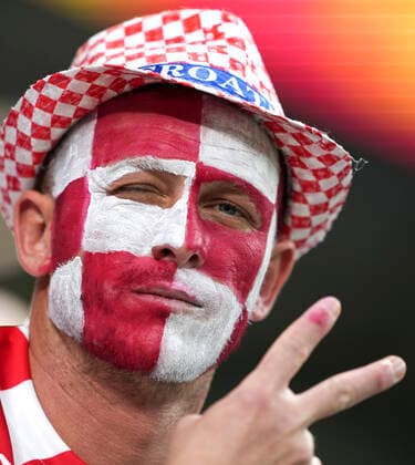 (221205) -- AL WAKRAH, Dec. 5, 2022 -- A fan of croatia poses for photos before the Round of 16 match between Japan and Croatia at the 2022 FIFA World Cup, WM, Weltmeisterschaft, Fussball at Al Janoub Stadium in Al Wakrah, Qatar, Dec. 5, 2022. ) (SP)QATAR-AL WAKRAH-2022 WORLD CUP-ROUND OF 16-JPN VS CRO ZhengxHuansong 