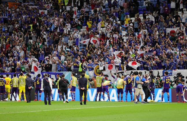 Japan v Croatia 2022 FIFA World Cup, WM, Weltmeisterschaft, Fussball The Japan team bow to their fans after losing the penalty shoot-out of the 2022 FIFA World Cup Round of 16 match at Al Janoub Stadium, Al Wakrah Content Not Available For UK Newspapers Copyright: xPaulxChestertonx FIL-17784-0259 UK Newspapers OUT