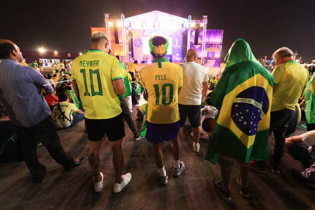 Sport Bilder des Tages Football - FIFA World Cup, WM, Weltmeisterschaft, Fussball - Round of 16 - Brazil v Korea Republic 5th December 2022 - FIFA World Cup - Round of 16 - Brazil v Korea Republic - Brazil fans with Neymar and Pele on their back watch Japan v Croatia on the big screen - Photo: Simon Stacpoole Offside. Doha Qatar *** Fußball FIFA-Weltpokal-Achtelfinale Brasilien gegen Republik Korea 5. Dezember 2022 FIFA-Weltpokal-Achtelfinale Brasilien gegen Republik Korea Brasilien-Fans mit Neymar und Pelé auf dem Rücken verfolgen Japan gegen Kroatien auf der Leinwand Foto Simon Stacpoole Abseits Doha Katar  Copyright: xSimonxStacpoolexOffside