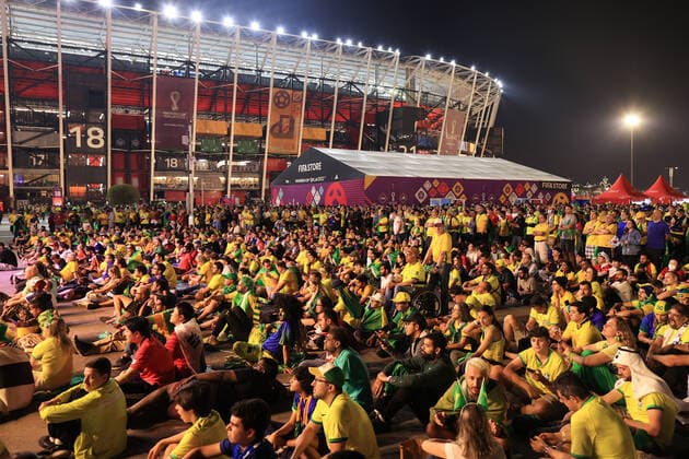 Football - FIFA World Cup, WM, Weltmeisterschaft, Fussball - Round of 16 - Brazil v Korea Republic 5th December 2022 - FIFA World Cup - Round of 16 - Brazil v Korea Republic - Fans watch a match on the big screen outside of Stadium 974 - Photo: Simon Stacpoole Offside. Doha Qatar *** Fußball FIFA-Weltpokal-Achtelfinale Brasilien gegen Republik Korea 5. Dezember 2022 FIFA-Weltpokal-Achtelfinale Brasilien gegen Republik Korea Fans sehen ein Spiel auf der großen Leinwand vor dem Stadion 974 Foto Simon Stacpoole Abseits Doha Katar  Copyright: xSimonxStacpoolexOffside