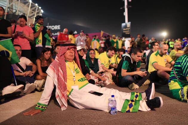 Football - FIFA World Cup, WM, Weltmeisterschaft, Fussball - Round of 16 - Brazil v Korea Republic 5th December 2022 - FIFA World Cup - Round of 16 - Brazil v Korea Republic - Brazil fans watch a match on the big screen - Photo: Simon Stacpoole Offside. Doha Qatar *** Fußball FIFA-Weltpokal-Achtelfinale Brasilien gegen Republik Korea 5. Dezember 2022 FIFA-Weltpokal-Achtelfinale Brasilien gegen Republik Korea Brasilien-Fans sehen ein Spiel auf der Großleinwand Foto Simon Stacpoole Abseits Doha Katar  Copyright: xSimonxStacpoolexOffside