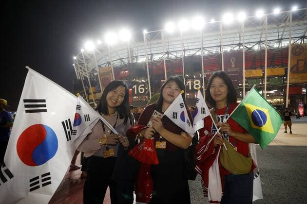 RECORD DATE NOT STATED FIFA World Cup, WM, Weltmeisterschaft, Fussball Qatar 2022 Brazil vs Korea Republic OF Fans o Aficion during the game Brazil vs Korea Republic, corresponding to the round of 16 of the FIFA World Cup Qatar 2022, at 974 Stadium, Ras Abu Aboud, Doha, on December 05, 2022. <br><br> Fans o Aficion durante el partido Brasil vs Republica de Corea, correspondiente a los octavos de final de la Copa Mundial de la FIFA Catar 2022, en el Estadio 974 Stadium, Ras Abu Aboud, Doha, el 05 de Diciembre de 2022 RAS ABU ABOUD DOHA QATAR  Copyright: xAndresxPinax 20221205_4510