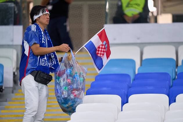 RECORD DATE NOT STATED FIFA World Cup, WM, Weltmeisterschaft, Fussball Qatar 2022 Japan vs Croatia OF Fans o Aficion during the game Japan vs Croatia, corresponding to the round of 16 of the FIFA World Cup Qatar 2022, at Al Janoub, Al Wakrah, Doha, on December 05, 2022. <br><br> Fans o Aficion de Japon recoge su basula al final del partido Japon vs Croacia correspondiente a los octavos de final de la Copa Mundial de la FIFA Catar 2022, en el Estadio Al Janoub, Al Wakrah, Doha, el 05 de Diciembre de 2022 AL WAKRAH DOHA QATAR  Copyright: xCristianxdexMarchenax 20221205_4599