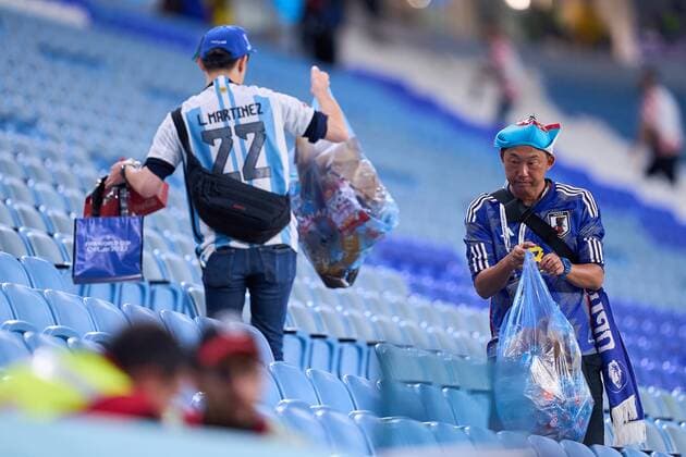 Sport Bilder des Tages RECORD DATE NOT STATED FIFA World Cup, WM, Weltmeisterschaft, Fussball Qatar 2022 Japan vs Croatia OF Fans o Aficion during the game Japan vs Croatia, corresponding to the round of 16 of the FIFA World Cup Qatar 2022, at Al Janoub, Al Wakrah, Doha, on December 05, 2022. <br><br> Fans o Aficion de Japon recoge su basula al final del partido Japon vs Croacia correspondiente a los octavos de final de la Copa Mundial de la FIFA Catar 2022, en el Estadio Al Janoub, Al Wakrah, Doha, el 05 de Diciembre de 2022 AL WAKRAH DOHA QATAR  Copyright: xCristianxdexMarchenax 20221205_4600