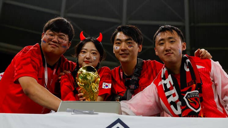 Fans of the South Korea during the FIFA World Cup, WM, Weltmeisterschaft, Fussball round 16 soccer match between Brazil and South Korea at 974 stadium in Doha, Qatar, 05 December 2022. World Cup 2022: Brazil vs. South Korea !ACHTUNG: NUR REDAKTIONELLE NUTZUNG!  Copyright: xJJxGuillenx GR1236 20221205-667112b1dbe3a90d3c4ac8d33841d342dcdb5145