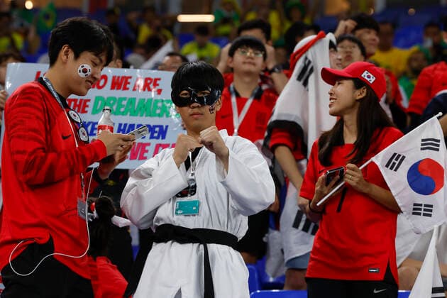Fans of the South Korea during the FIFA World Cup, WM, Weltmeisterschaft, Fussball round 16 soccer match between Brazil and South Korea at 974 stadium in Doha, Qatar, 05 December 2022. World Cup 2022: Brazil vs. South Korea !ACHTUNG: NUR REDAKTIONELLE NUTZUNG!  Copyright: xJJxGuillenx GR1237 20221205-aa1e2ec1064aa81b1918c8a38bbb960af9d8ca21