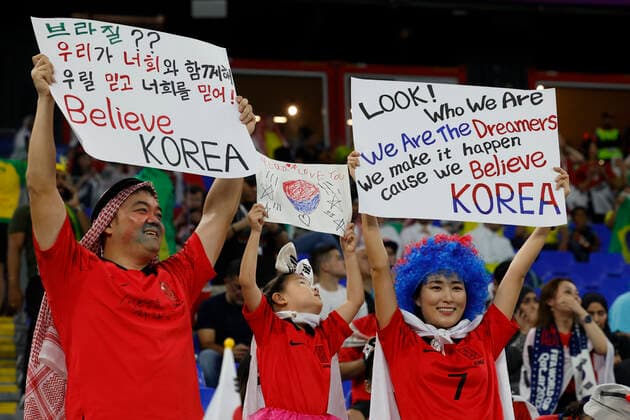 Fans of the South Korea during the FIFA World Cup, WM, Weltmeisterschaft, Fussball round 16 soccer match between Brazil and South Korea at 974 stadium in Doha, Qatar, 05 December 2022. World Cup 2022: Brazil vs. South Korea !ACHTUNG: NUR REDAKTIONELLE NUTZUNG!  Copyright: xJJxGuillenx GR1234 20221205-74627d3b9aa5008899a64c591dfca70523eb8cda