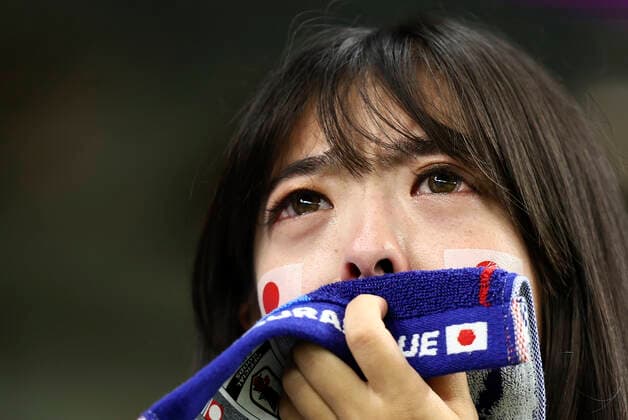 (221205) -- AL WAKRAH, Dec. 5, 2022 -- A fan of Japan reacts after the team lost the Round of 16 match between Japan and Croatia at the 2022 FIFA World Cup, WM, Weltmeisterschaft, Fussball at Al Janoub Stadium in Al Wakrah, Qatar, Dec. 5, 2022. ) (SP)QATAR-AL WAKRAH-2022 WORLD CUP-ROUND OF 16-JPN VS CRO LanxHongguang 