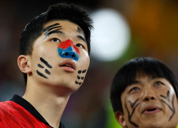 (221205) -- DOHA, Dec. 5, 2022 -- Fans of South Korea wait for the start of the Round of 16 match between Brazil and South Korea at the 2022 FIFA World Cup, WM, Weltmeisterschaft, Fussball at Ras Abu Aboud (974) Stadium in Doha, Qatar, Dec. 5, 2022. ) (SP)QATAR-DOHA-2022 WORLD CUP-ROUND OF 16-BRA VS KOR WangxLili 
