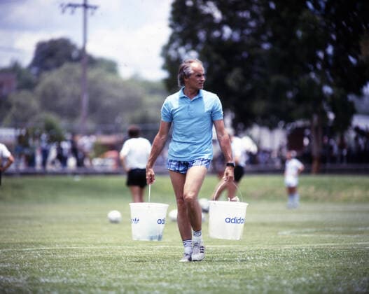 05.06.86 DFB Training Galindo Mexiko, Galindo, 05.06.1986, Fussball, FIFA WM 1986 in Mexiko, DFB Quartier in Galindo, Training: Betreuer mit Eiswasser. *** 05 06 86 DFB training Galindo Mexico, Galindo, 05 06 1986, Soccer, FIFA World Cup 1986 in Mexico, DFB quarters in Galindo, training attendant with ice water