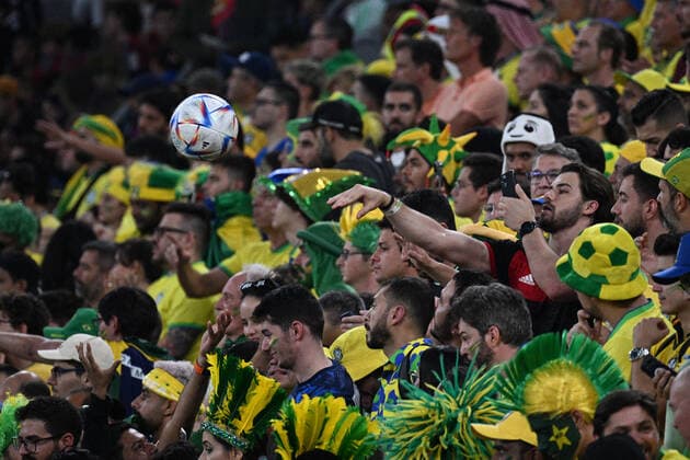 DOHA (QATAR), 12 05 2022 - WORLD CUP BRAZIL vs SOUTH KOREA - Fans return the ball during the match between the teams of Brazil vs South Korea, for the round of 16 of the World Cup Qatar 2022 Fifa , at the 974 Stadium, in Doha, this Monday (05). Photo by Alexandre Brum Ag. frame 31119 (Alexandre Brum Ag. Enquadrar SPP)  Copyright: xAlexandrexBrum Ag.xEnquadrarx xSx spp-en-AlBrEn-DSC_1985