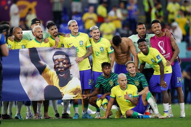 DOHA, 05-12-2022, Stadium , World Cup 2022 in Qatar , Round of 16, game between Brazil and South Korea, Brazil players with a banner as a tribute to Pele after the match Brazil - South Korea  x19454437x Copyright: