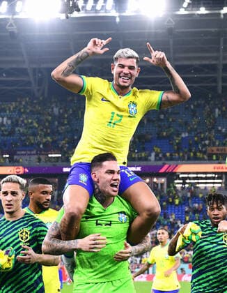 Fussball, Weltmeisterschaft, 2022, Herren, Qatar, 6. Achtelfinale, Stadium 974t Stadium: Brasilien - Südkorea 4:1; Schlussjubel Brasilien, Ederson (BRA), Bruno Guimaraes (BRA). Jubel, Freude, Aktion. FIFA REGULATIONS PROHIBIT ANY USE OF PHOTOGRAPHS AS IMAGE SEQUENCES AND OR QUASI-VIDEO *** Football, World Cup, 2022, Men, Qatar, 6 Round of 16, Stadium 974t Stadium Brazil South Korea 4 1 final cheer Brazil, Ederson BRA , Bruno Guimaraes BRA cheer, joy, action FIFA REGULATES PROHIBIT ANY USE OF PHOTOGRAPHS AS IMAGE SEQUENCES AND OR QUASI VIDEO