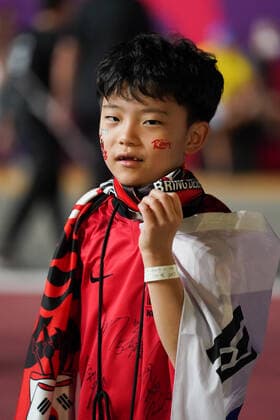 Stadium 974 DOHA, QATAR - DECEMBER 5: Supporters of South Korea pose for a photo prior to the FIFA World Cup, WM, Weltmeisterschaft, Fussball Qatar 2022 Round of 16 match between Brazil and South Korea at Stadium 974 on December 5, 2022 in Doha, Qatar. (Photo by Florencia Tan Jun PxImages) (Florencia Tan Jun SPP)  Copyright: xFlorenciaxTanxJunx xSPPx spp-en-FlTaJu-ftj2212050015_bra-kor