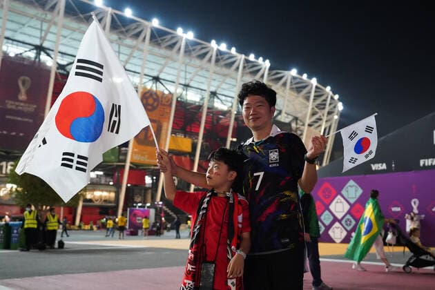 DOHA, QATAR - DECEMBER 5: Supporters of South Korea pose for a photo prior to the FIFA World Cup, WM, Weltmeisterschaft, Fussball Qatar 2022 Round of 16 match between Brazil and South Korea at Stadium 974 on December 5, 2022 in Doha, Qatar. (Photo by Florencia Tan Jun PxImages Icon Sportswire) SOCCER: DEC 05 FIFA World Cup - South Korea v Brazil Icon2212051211