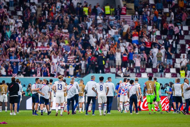 DOHA, - DECEMBER 03: USA thanks the fans after their loss in the round of 16 Match of the 2022 FIFA World Cup, WM, Weltmeisterschaft, Fussball in Qatar between USA and Netherlands on December 3, 2022, at Khalifa International Stadium Doha, Qatar. (Photo by Richard Gordon Icon Sportswire) SOCCER: DEC 03 FIFA World Cup - USA v Netherlands Icon2212031456