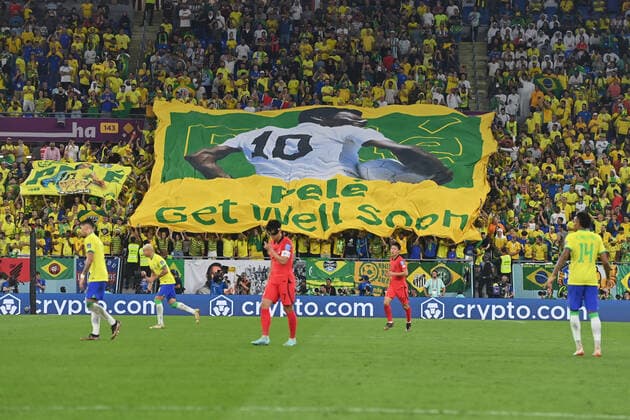Riesige Fahne der brasilianischen Fans,Fussballfans,die die Genesung ihres schwer erkrankten Idols PELE wuenschen,Transparent,Banner. Achtelfinale,Round of Sixteen,Spiel 54, Brasilien (BRA) - Suedkorea (KOR ) am 05.12.2022, Stadium 974 Fussball Weltmeisterschaft 20122 in Katar vom 20.11. - 18.12.2022 *** Huge flag of Brazilian fans,football fans wishing the recovery of their seriously ill idol PELE,banner,banner round of sixteen,round of sixteen,match 54,Brazil BRA South Korea KOR on 05 12 2022,stadium 974 football world cup 20122 in Qatar from 20 11 18 12 2022