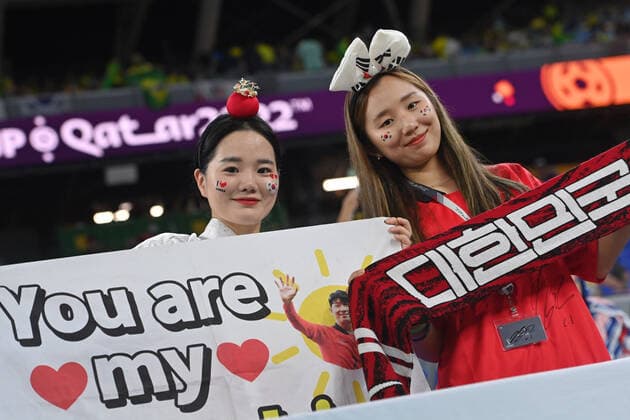 zwei weibliche koreanische Fans,Fussballfans, Frauen. Achtelfinale,Round of Sixteen,Spiel 54, Brasilien (BRA) - Suedkorea (KOR ) am 05.12.2022, Stadium 974 Fussball Weltmeisterschaft 20122 in Katar vom 20.11. - 18.12.2022 *** two female korean fans,soccer fans,women round of sixteen,round of sixteen,game 54,Brazil BRA South Korea KOR on 05 12 2022,stadium 974 soccer world cup 20122 in Qatar from 20 11 18 12 2022